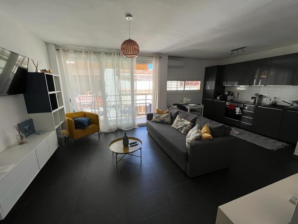Sunny Flat In Sitges 30 Seconds To Beach, Balcony & Sea Views! Екстер'єр фото